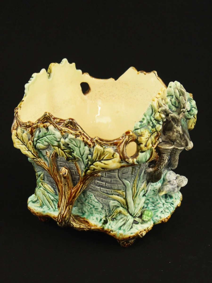 Decoratieve Art Nouveau aardewerken jardinière met hert en natuurmotief