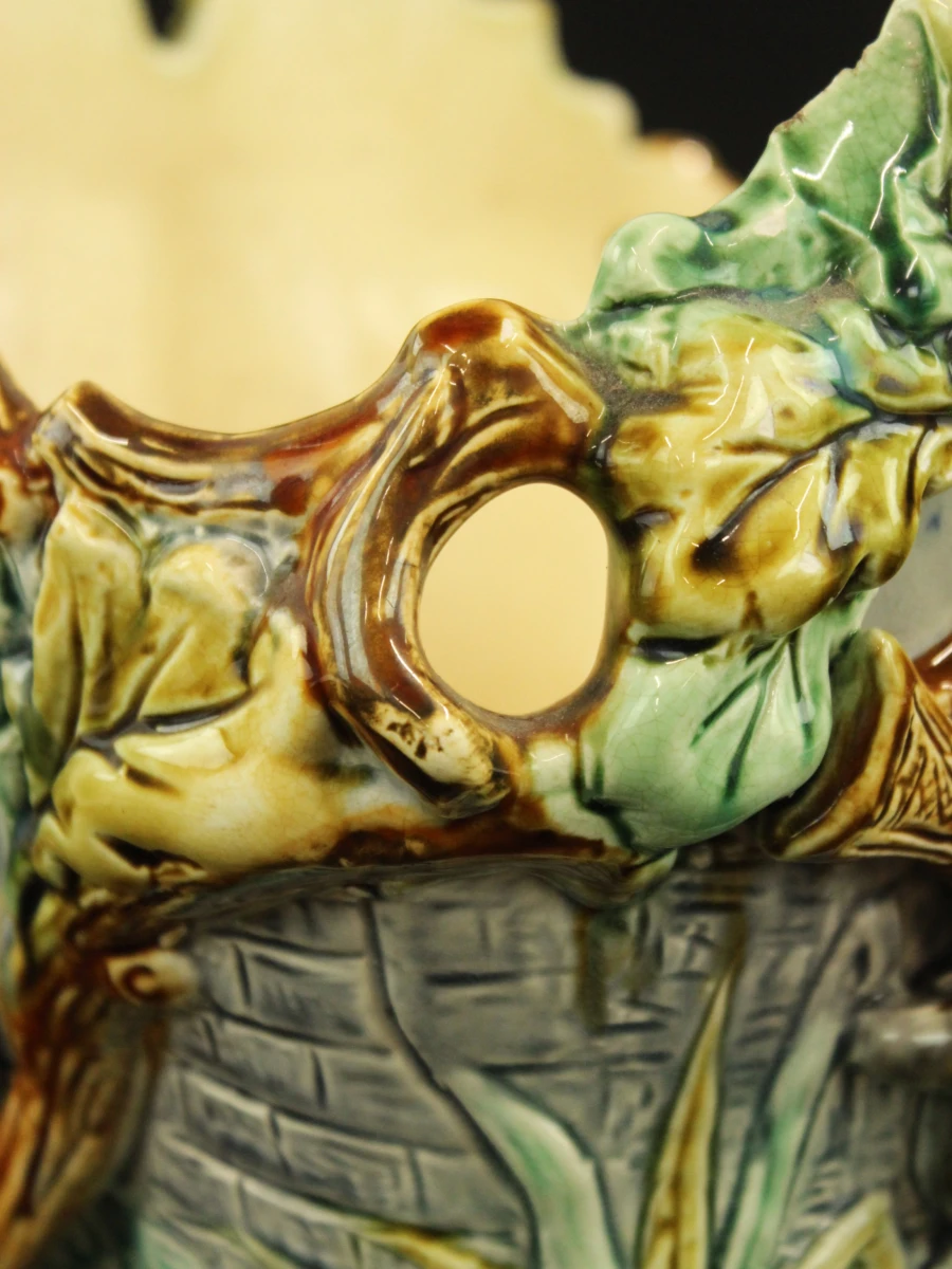 Decoratieve Art Nouveau aardewerken jardinière met hert en natuurmotief