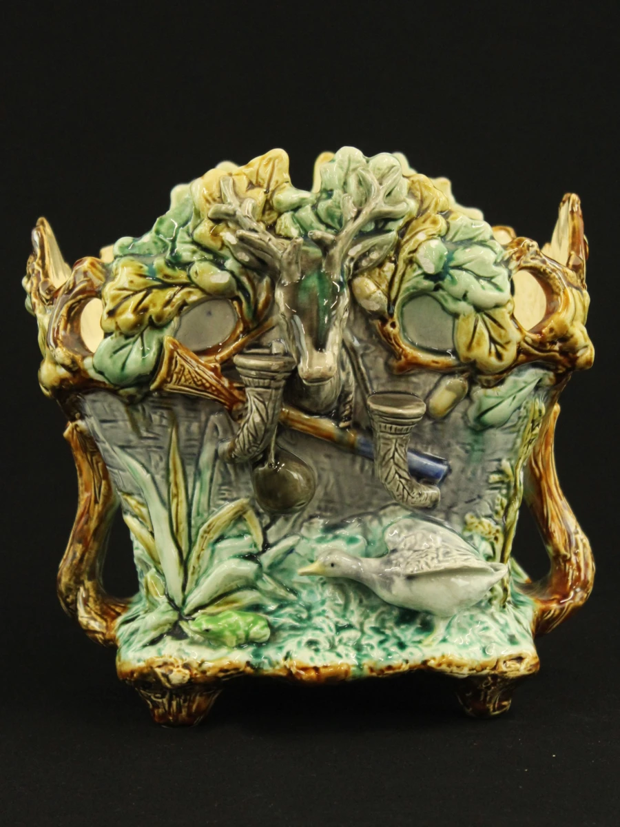 Decoratieve Art Nouveau aardewerken jardinière met hert en natuurmotief