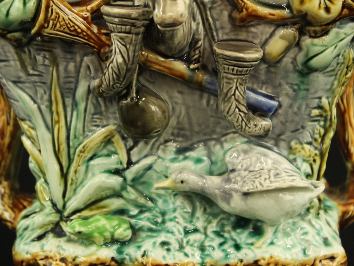 Decoratieve Art Nouveau aardewerken jardinière met hert en natuurmotief