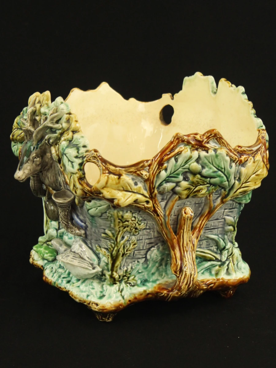Decoratieve Art Nouveau aardewerken jardinière met hert en natuurmotief