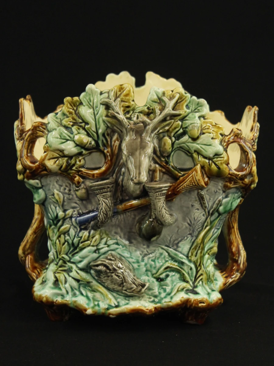 Decoratieve Art Nouveau aardewerken jardinière met hert en natuurmotief