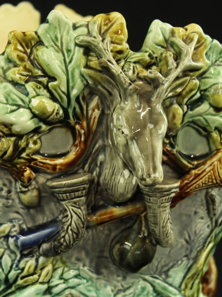 Decoratieve Art Nouveau aardewerken jardinière met hert en natuurmotief