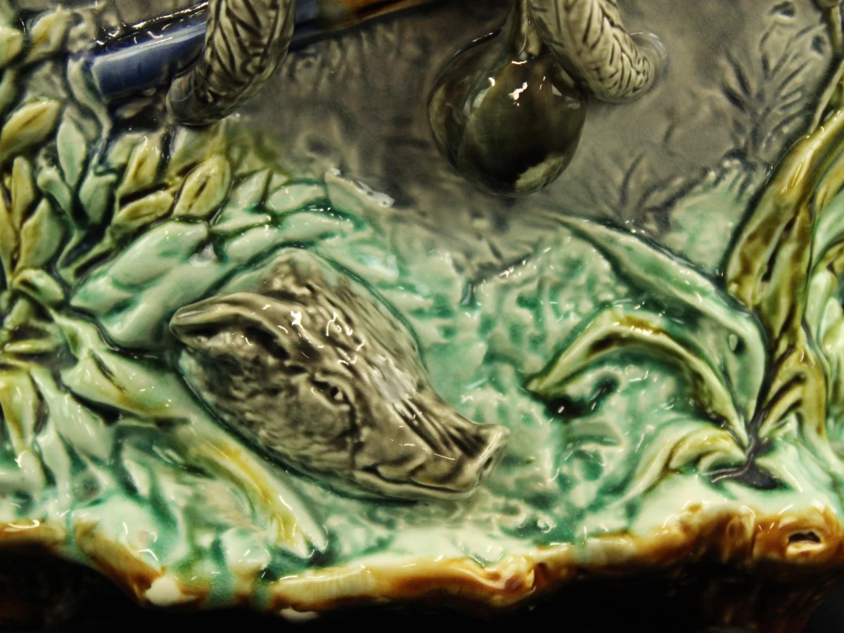 Decoratieve Art Nouveau aardewerken jardinière met hert en natuurmotief