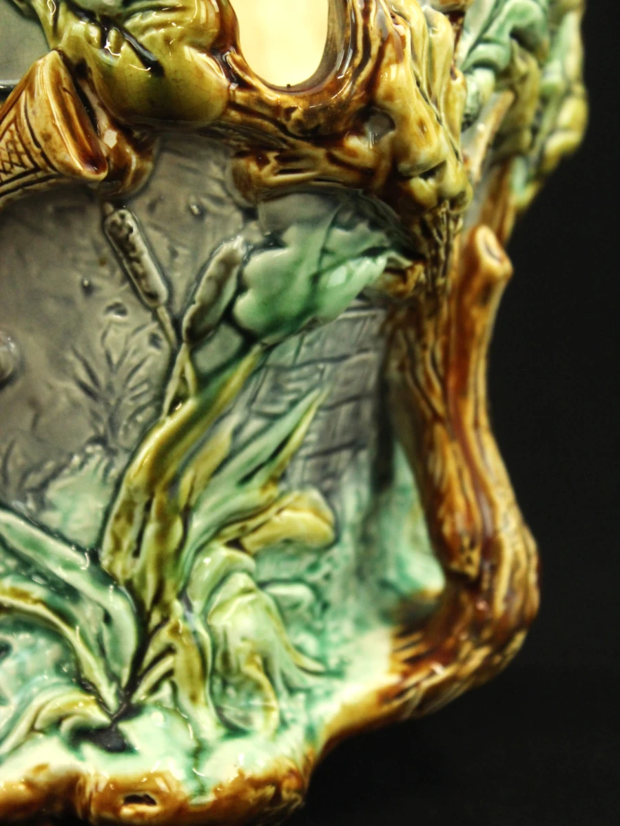 Decoratieve Art Nouveau aardewerken jardinière met hert en natuurmotief