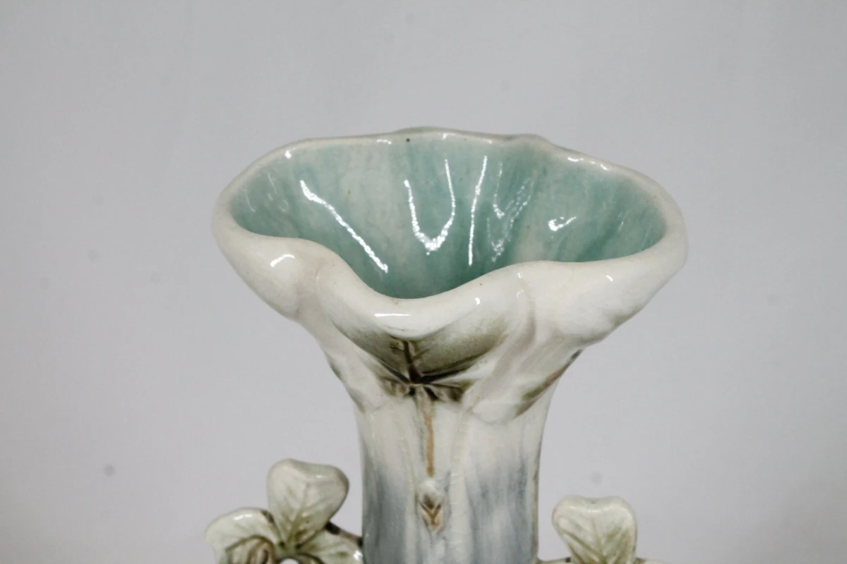 Decoratieve keramische vaas met bloemmotief