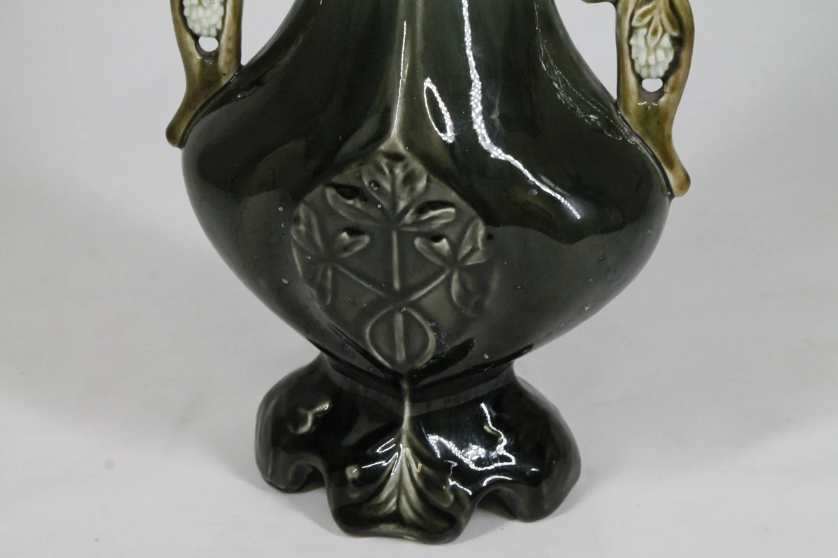 Decoratieve keramische vaas met bloemmotief