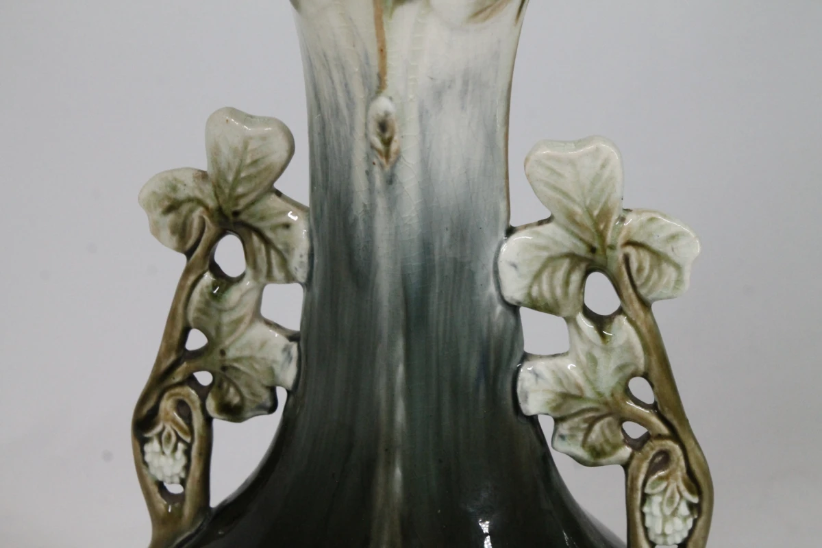 Decoratieve keramische vaas met bloemmotief