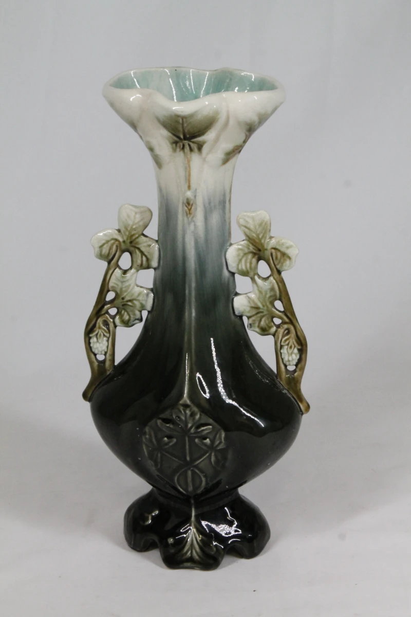 Decoratieve keramische vaas met bloemmotief