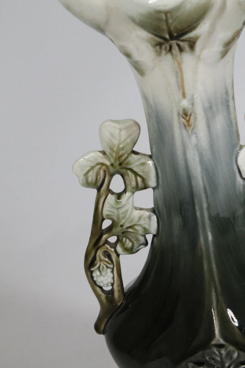 Decoratieve keramische vaas met bloemmotief