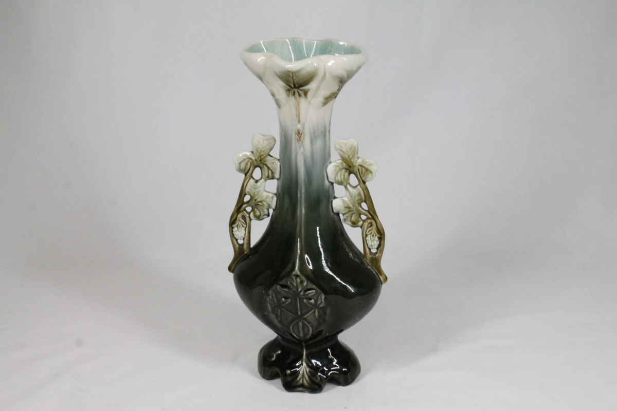 Decoratieve keramische vaas met bloemmotief