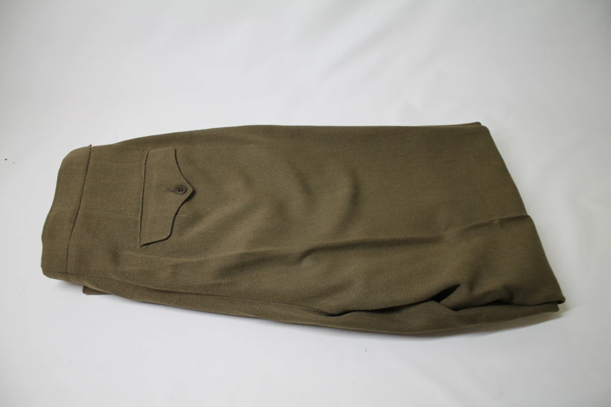 Militaire uniformjas en broek met emblemen