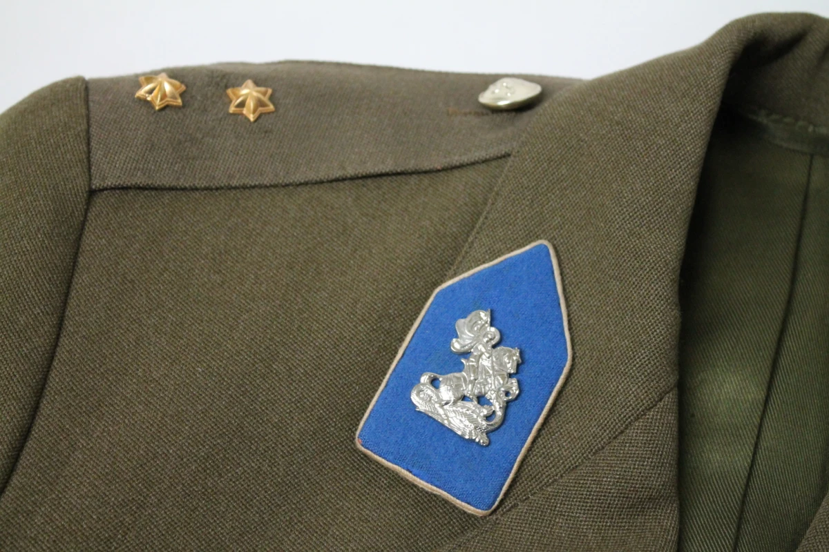 Militaire uniformjas en broek met emblemen