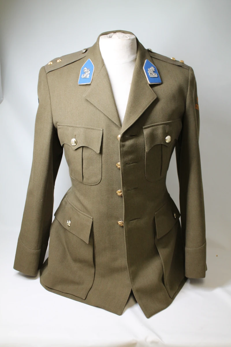 Militaire uniformjas en broek met emblemen