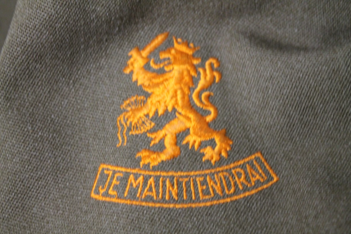 Militaire uniformjas en broek met emblemen