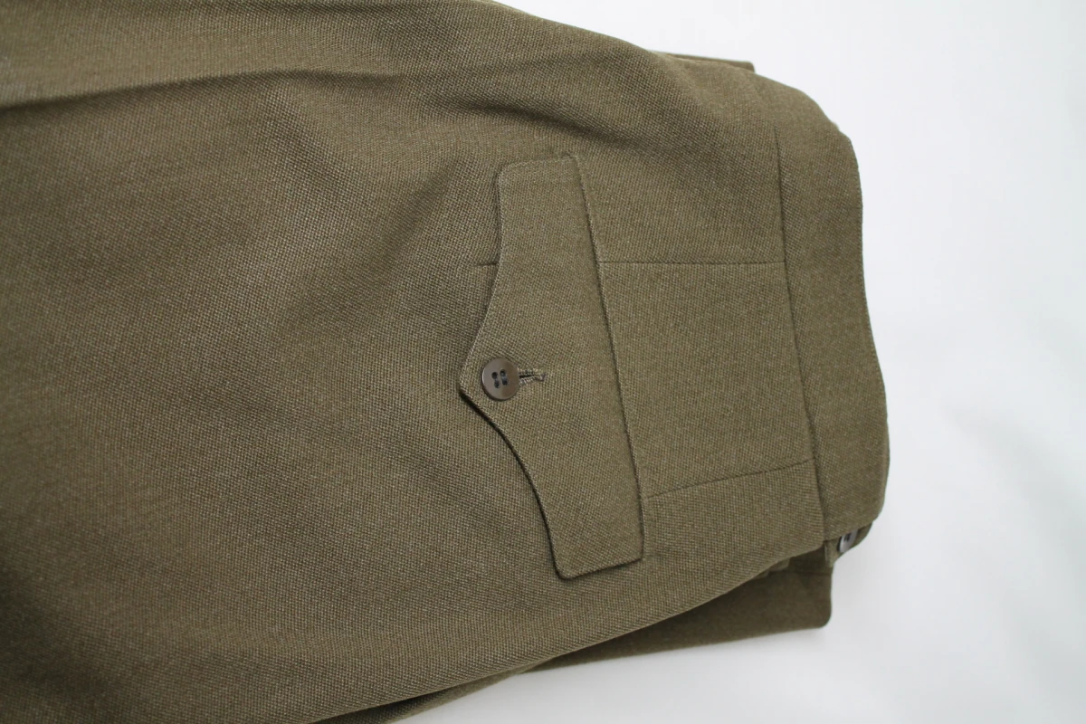 Militaire uniformjas en broek met emblemen