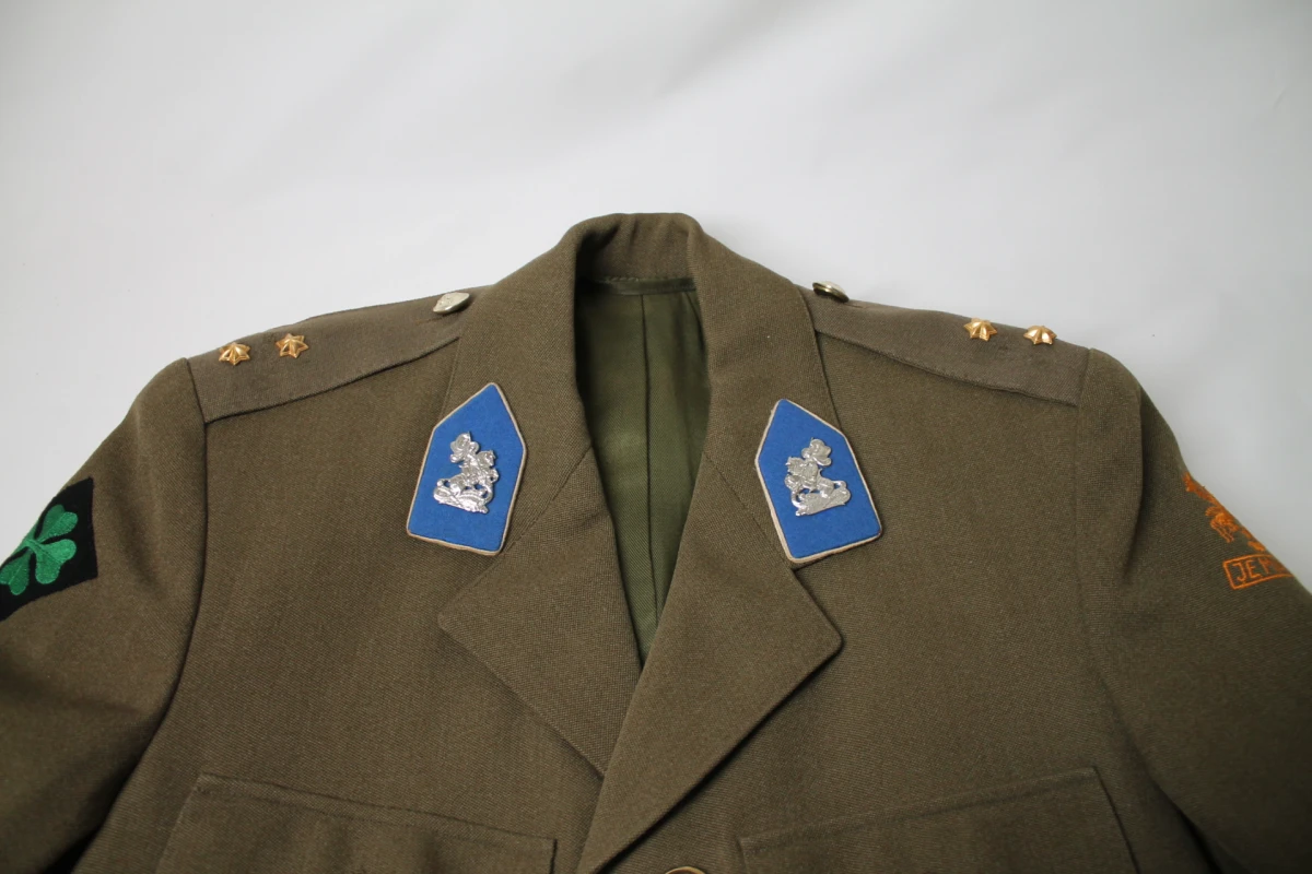 Militaire uniformjas en broek met emblemen