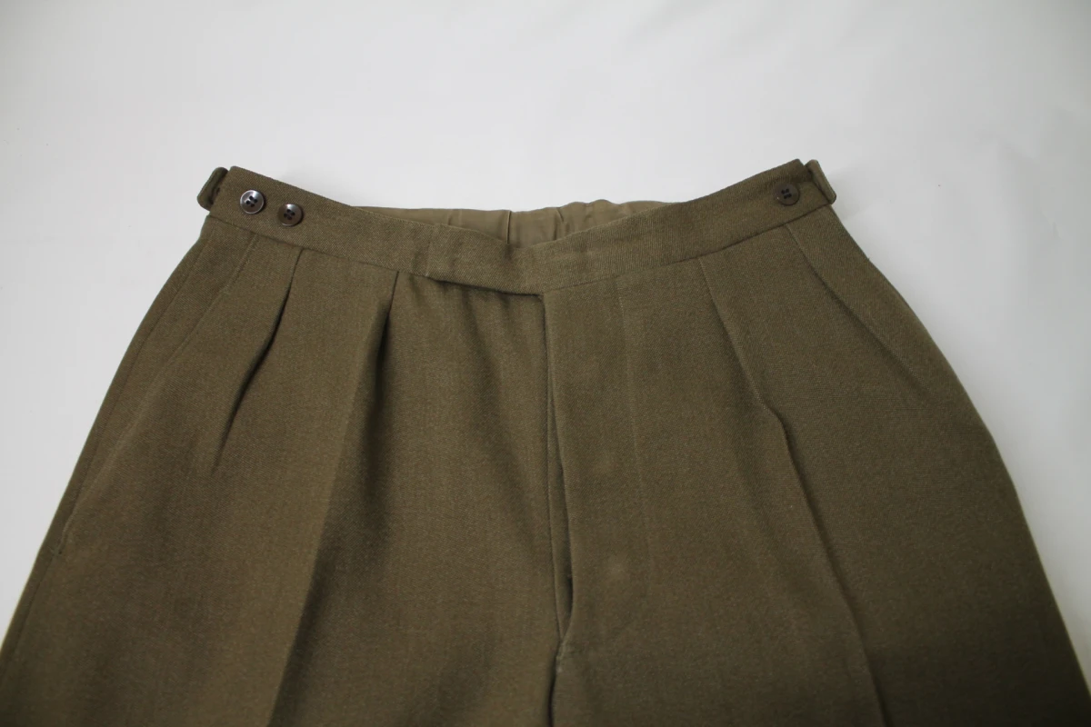 Militaire uniformjas en broek met emblemen