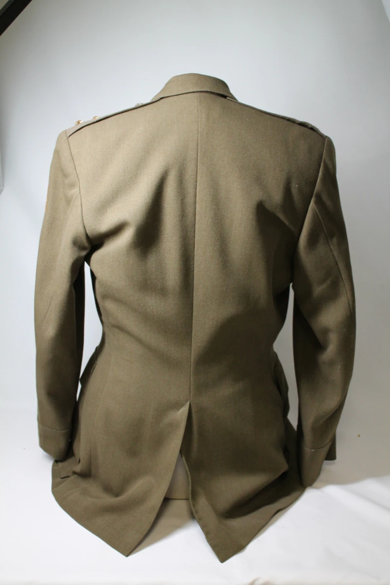 Militaire uniformjas en broek met emblemen