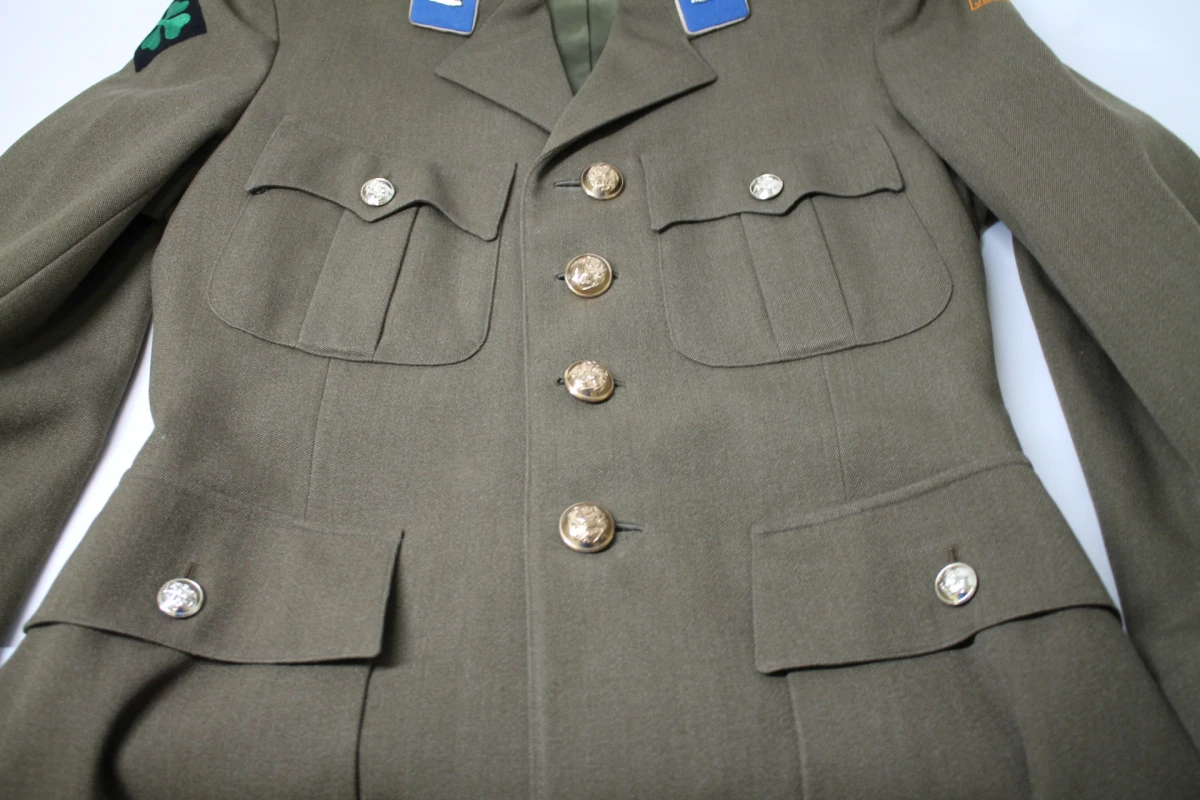 Militaire uniformjas en broek met emblemen