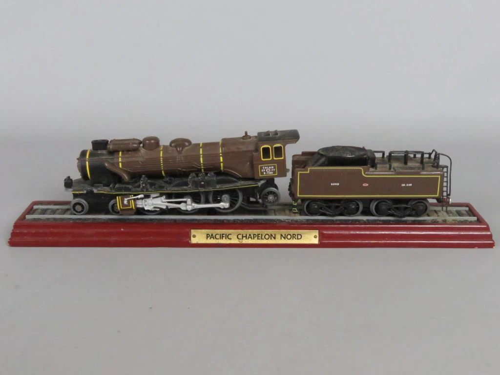 Model stoomlocomotief Pacific Chapelon Nord op standaard