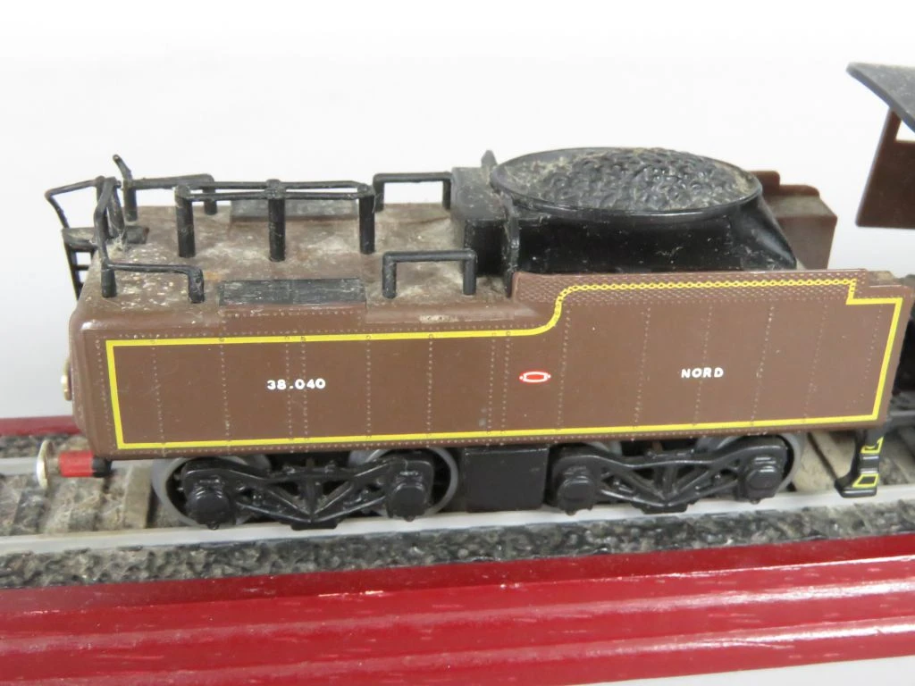 Model stoomlocomotief Pacific Chapelon Nord op standaard