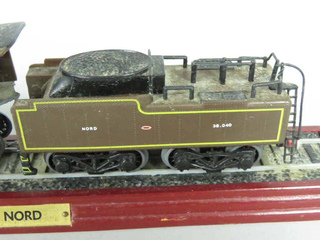 Model stoomlocomotief Pacific Chapelon Nord op standaard