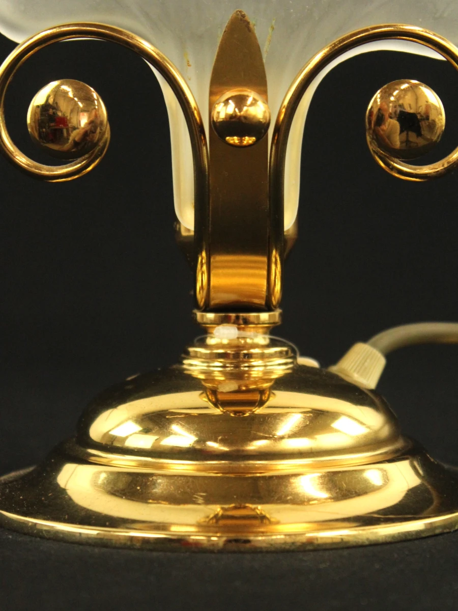 Schelpvormige tafellamp met goud kleurige accenten - DEKNUDT