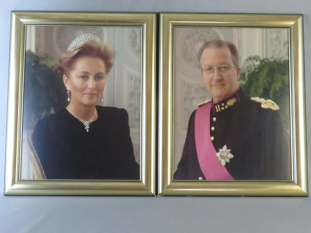 Set van 2 ingelijste portretten van koning Albert en koningin Paola
