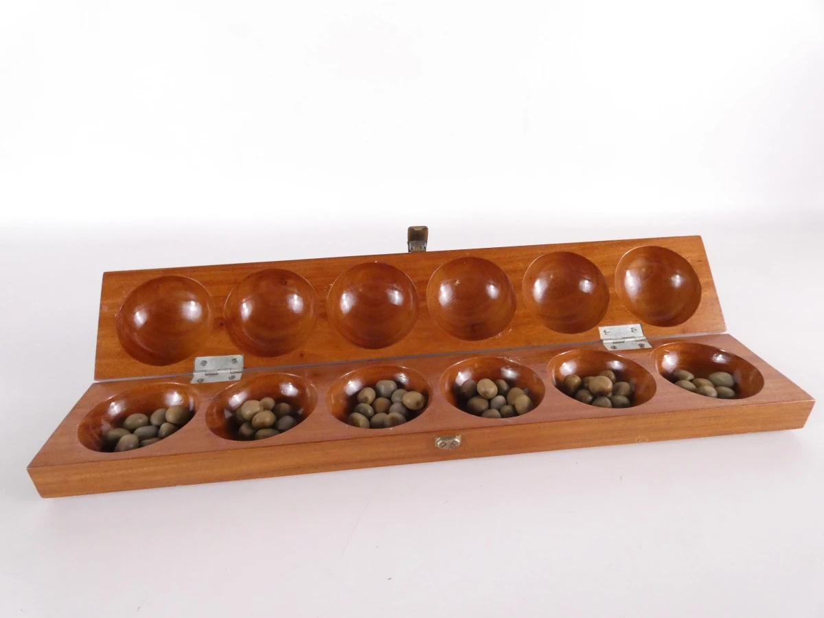 Houten mancala bordspel met stenen