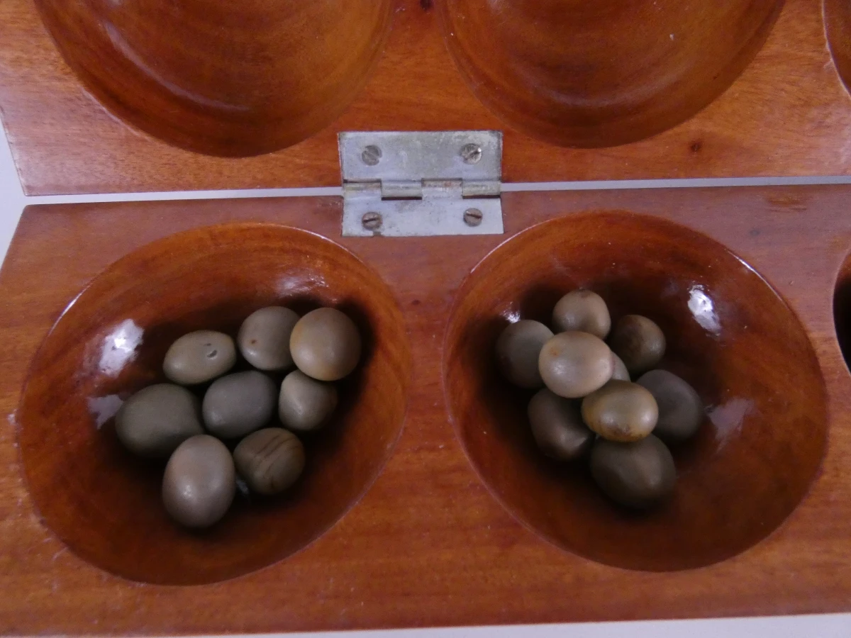 Houten mancala bordspel met stenen