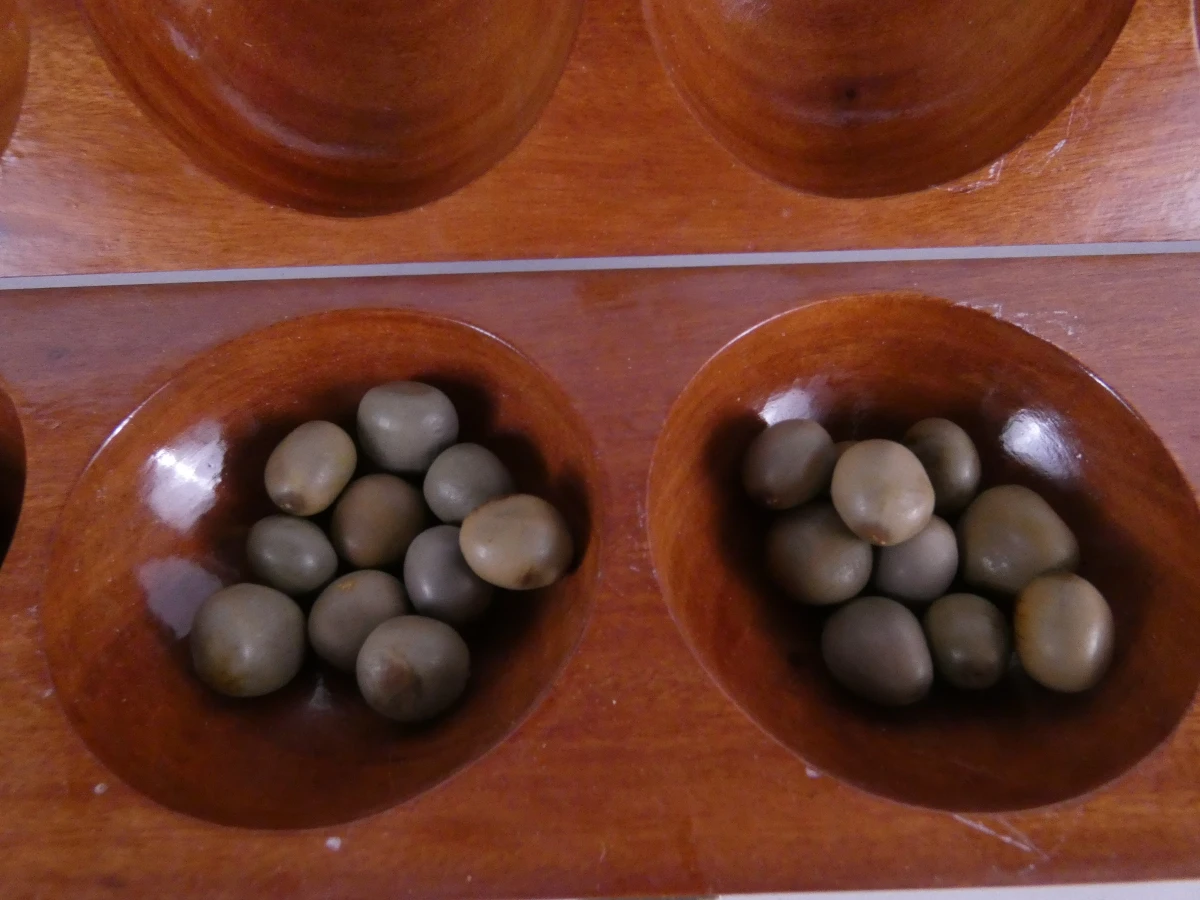 Houten mancala bordspel met stenen