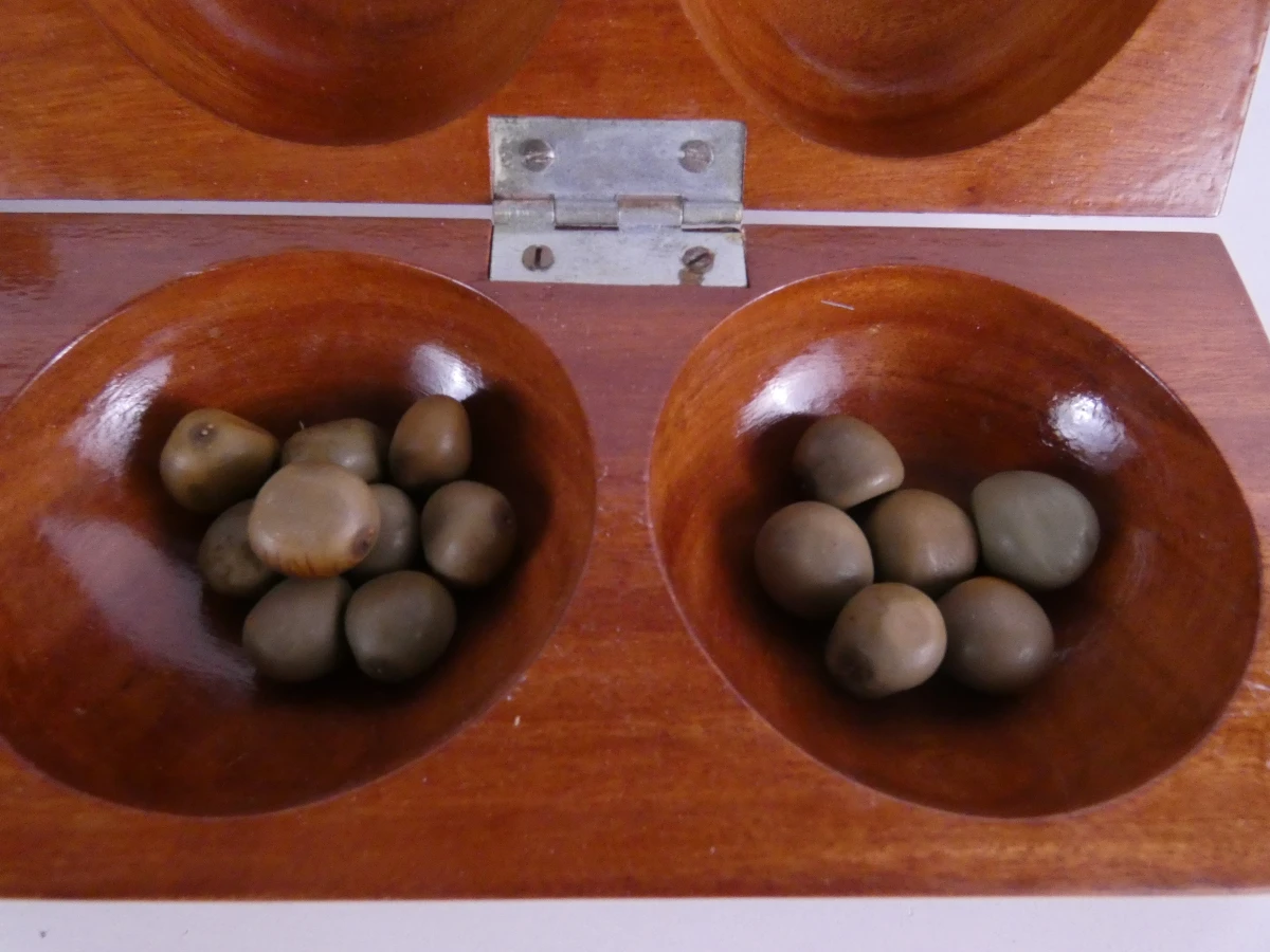 Houten mancala bordspel met stenen