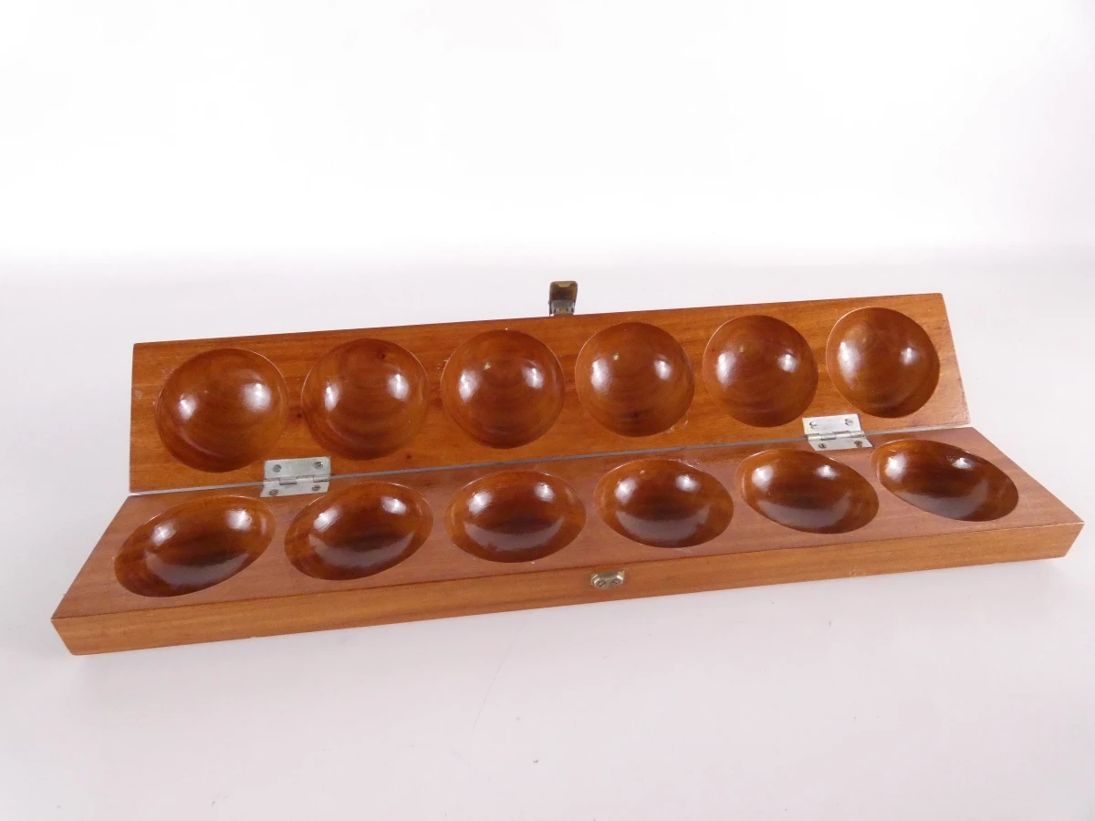 Houten mancala bordspel met stenen