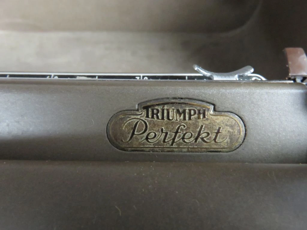 Vintage typmachine Triumph Perfekt met koffer