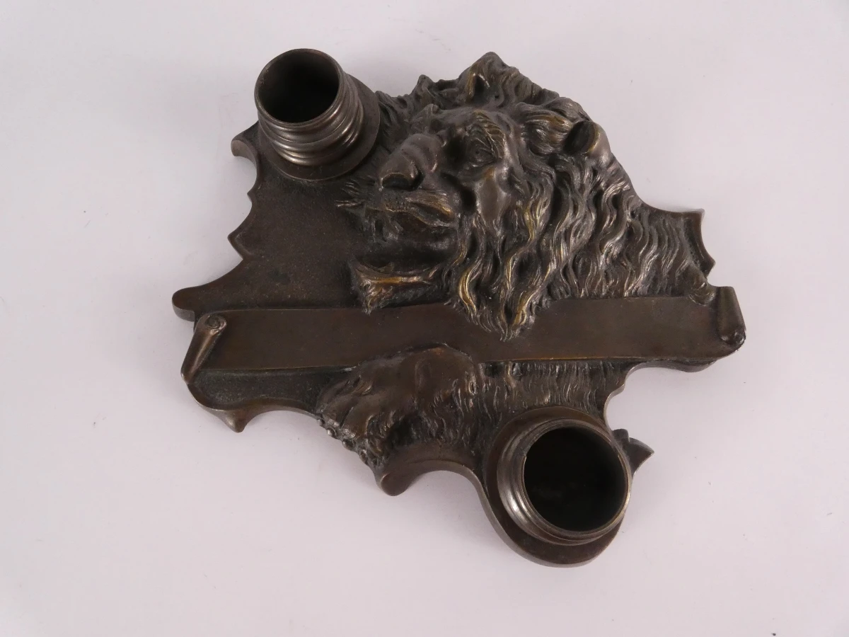 Fraai bronzen inktstel met decoratieve leeuwenkop