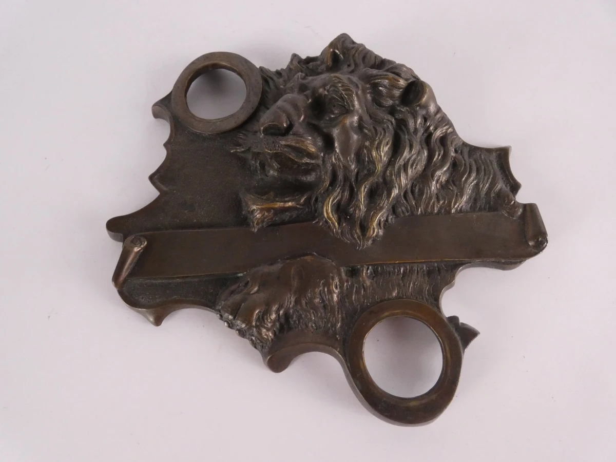 Fraai bronzen inktstel met decoratieve leeuwenkop
