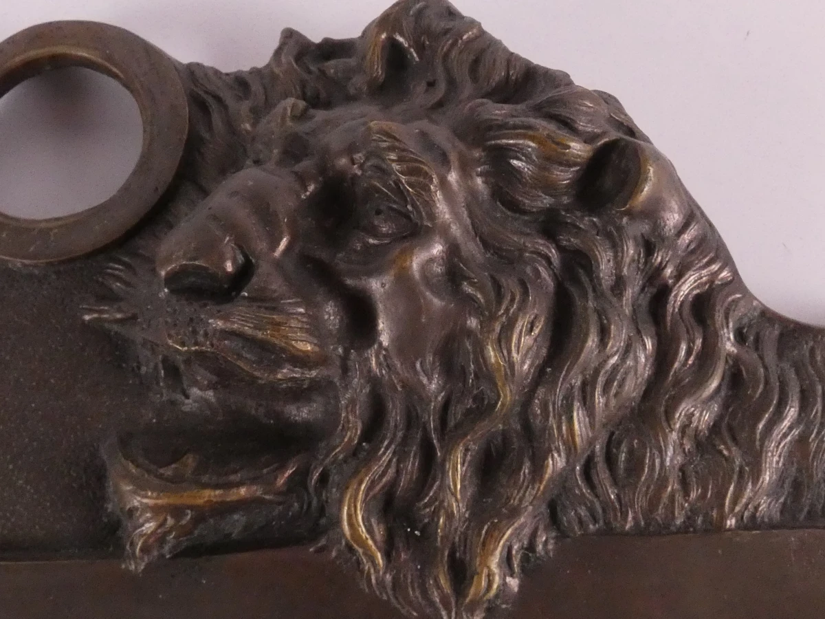 Fraai bronzen inktstel met decoratieve leeuwenkop