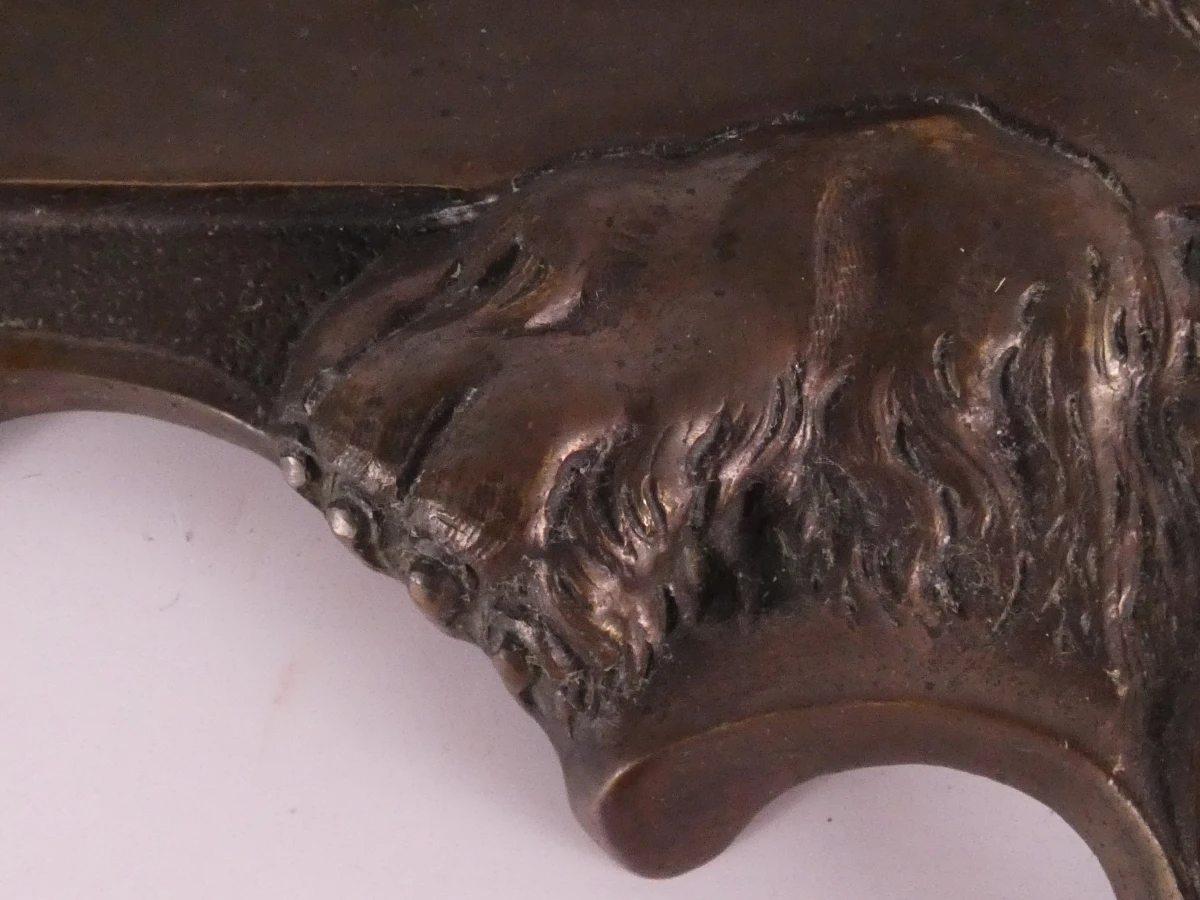 Fraai bronzen inktstel met decoratieve leeuwenkop