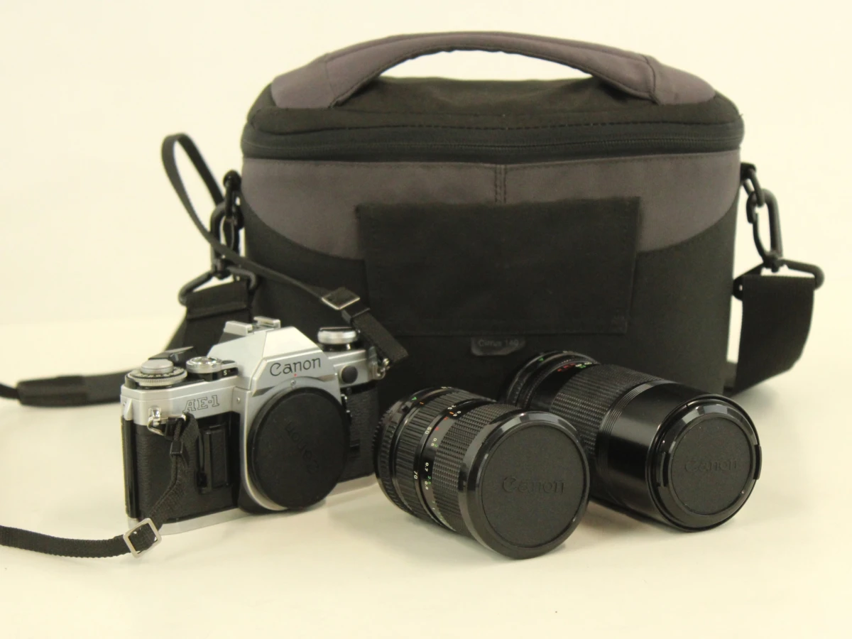 Canon AE-1 spiegelreflexcamera met 2 zoomlenzen en tas