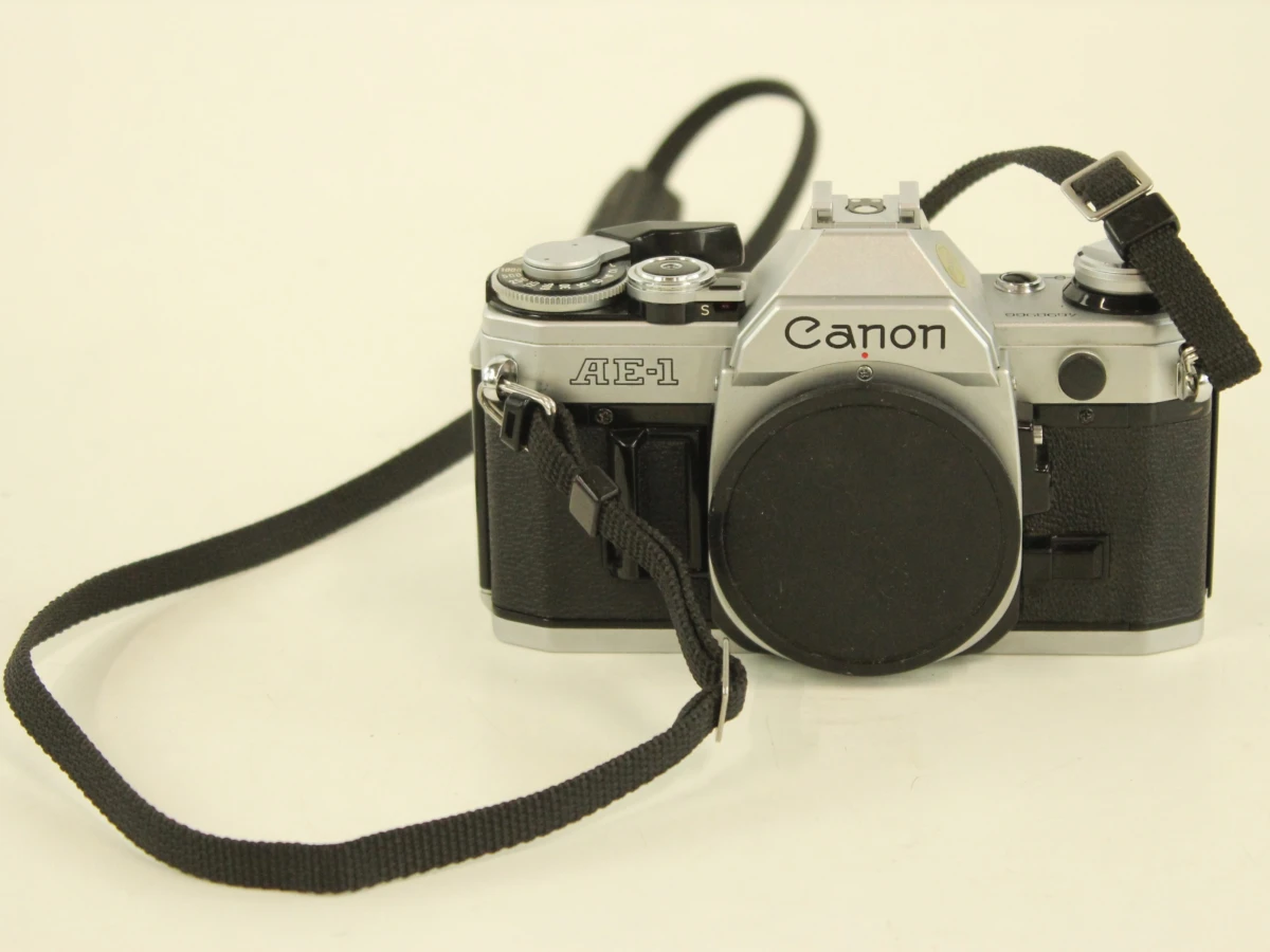 Canon AE-1 spiegelreflexcamera met 2 zoomlenzen en tas