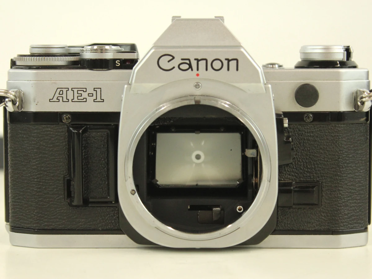 Canon AE-1 spiegelreflexcamera met 2 zoomlenzen en tas