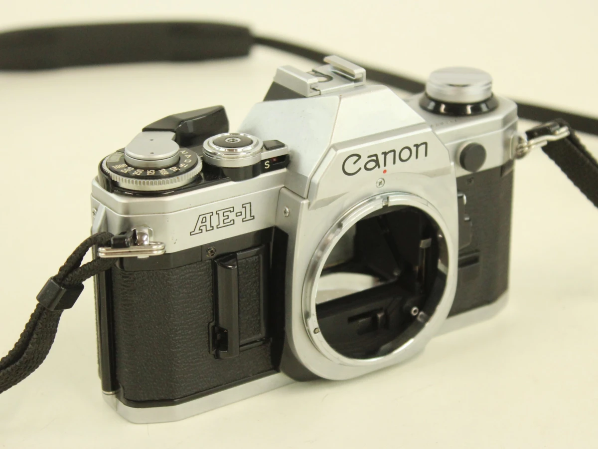 Canon AE-1 spiegelreflexcamera met 2 zoomlenzen en tas