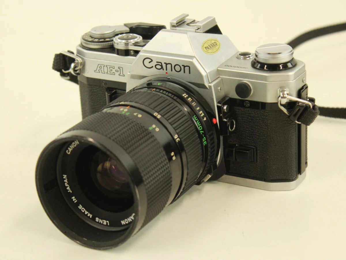 Canon AE-1 spiegelreflexcamera met 2 zoomlenzen en tas