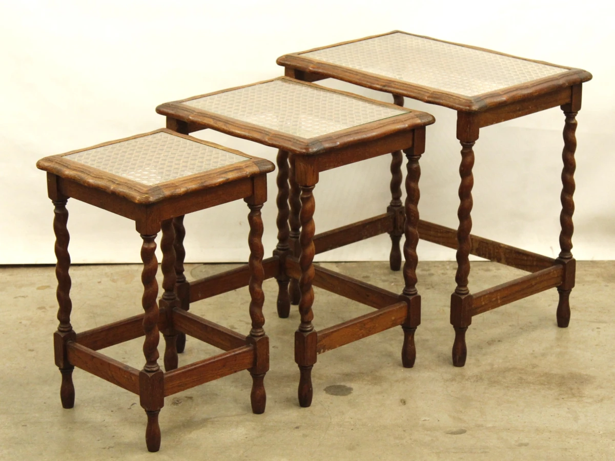 Set van 3 vintage nesttafels met webbing, glas en gedraaide poten