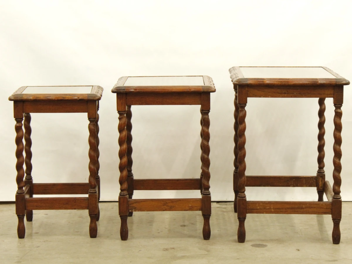 Set van 3 vintage nesttafels met webbing, glas en gedraaide poten