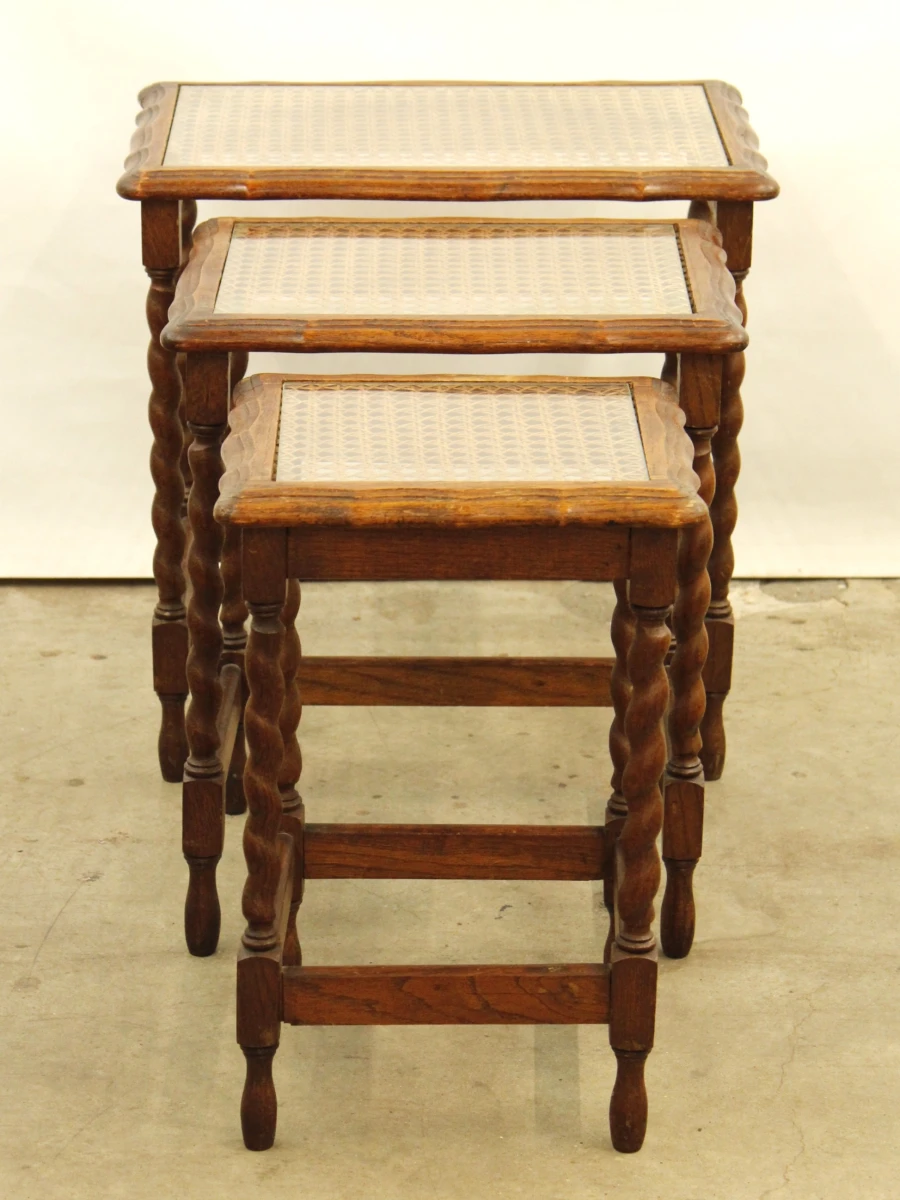 Set van 3 vintage nesttafels met webbing, glas en gedraaide poten