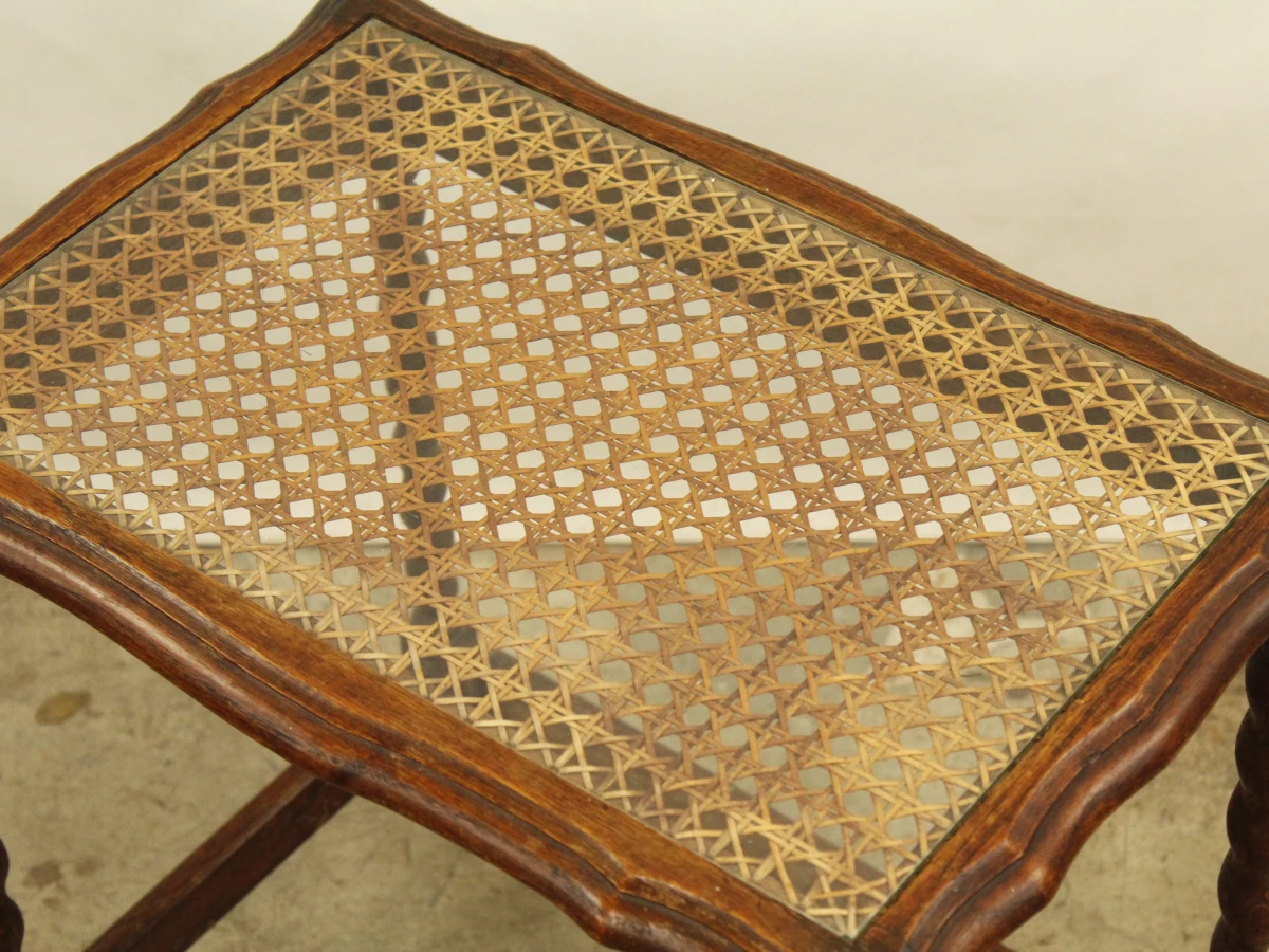 Set van 3 vintage nesttafels met webbing, glas en gedraaide poten