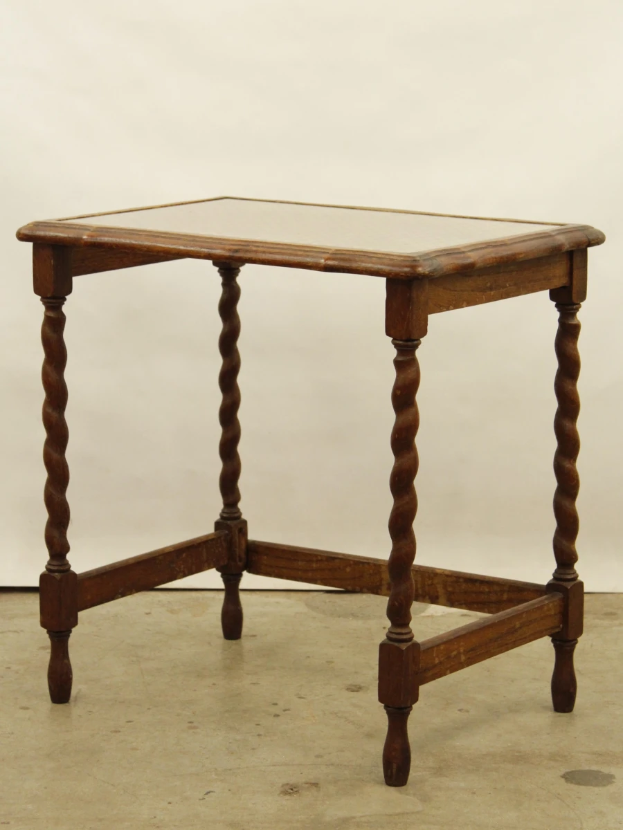 Set van 3 vintage nesttafels met webbing, glas en gedraaide poten
