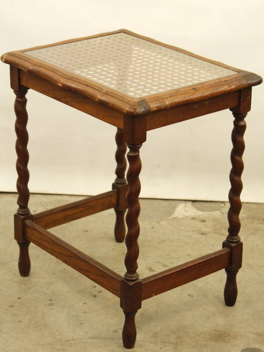 Set van 3 vintage nesttafels met webbing, glas en gedraaide poten
